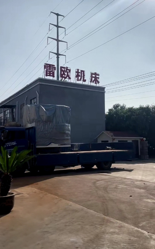 1客户定制的电梯曳引轮数控立车 减速机机壳立车装机出货